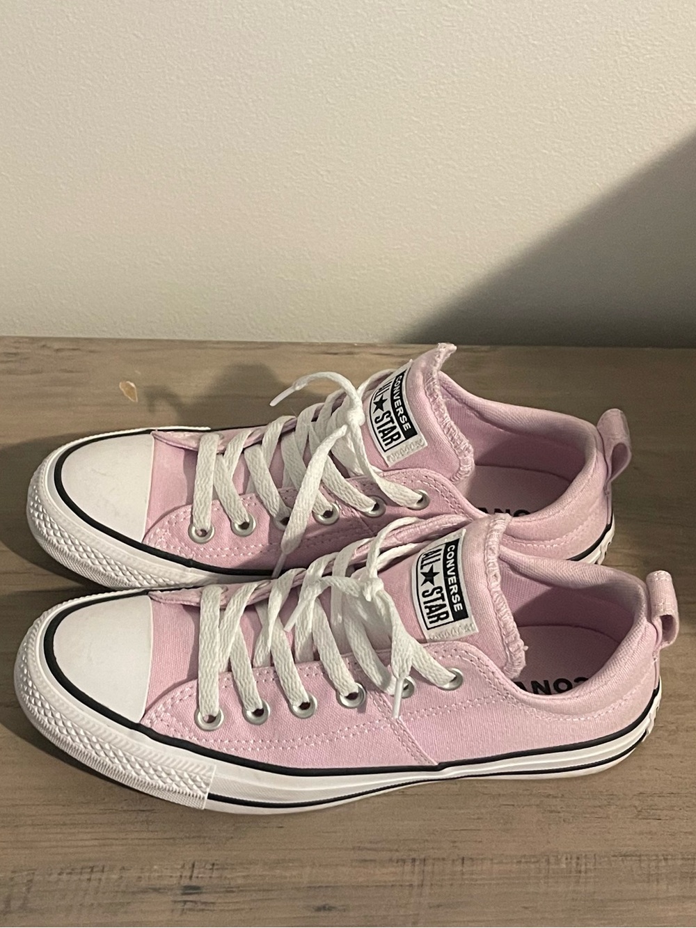 Converse Chuck Taylor Low Top Sneakers 👟 - Picture 3 of 9